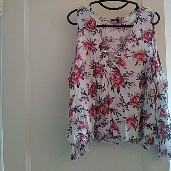 Cold shoulder Top - Picture 2 of 4